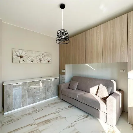 Apartment Wh - Un Posto Al Sole - Attico Monolocale Con Parcheggio Gratuito - 5 Minuti Dal Centro - Wifi *