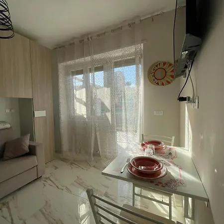 Apartment Wh - Un Posto Al Sole - Attico Monolocale Con Parcheggio Gratuito - 5 Minuti Dal Centro - Wifi *